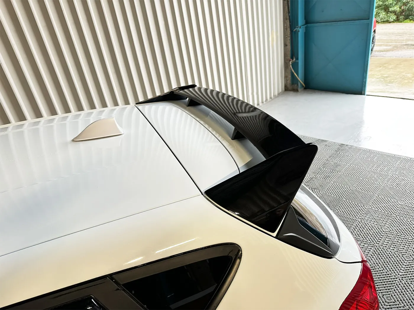 Spoiler alettone Ford Fiesta Mk8 / Mk8.5 Standard / ST-Line 2018- / 2021- - immagine 3