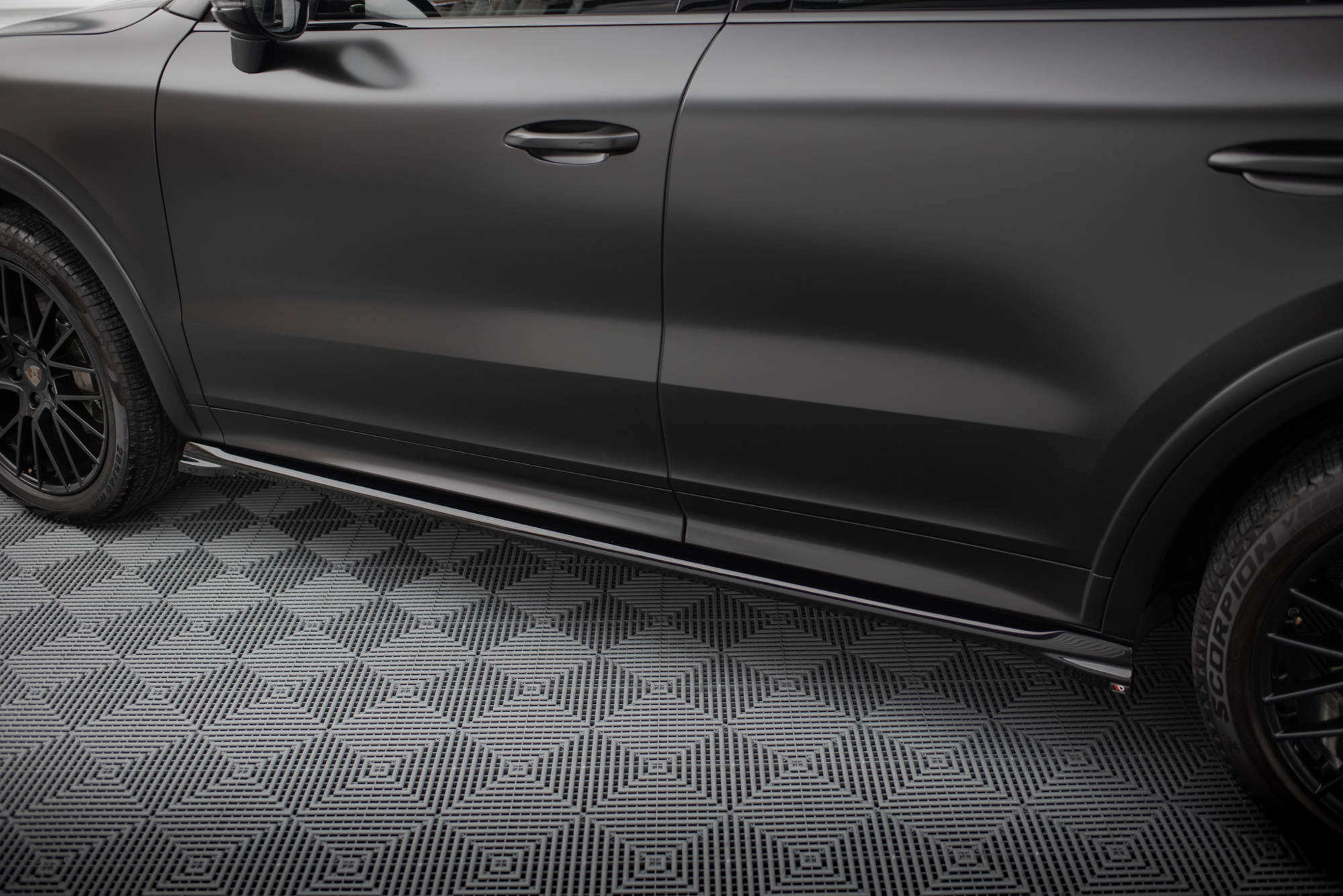 Diffusori minigonne laterali V.1 Porsche Cayenne Sport Design / Turbo SUV / Coupe Mk3 / Mk3 Facelift 2023- - immagine 2