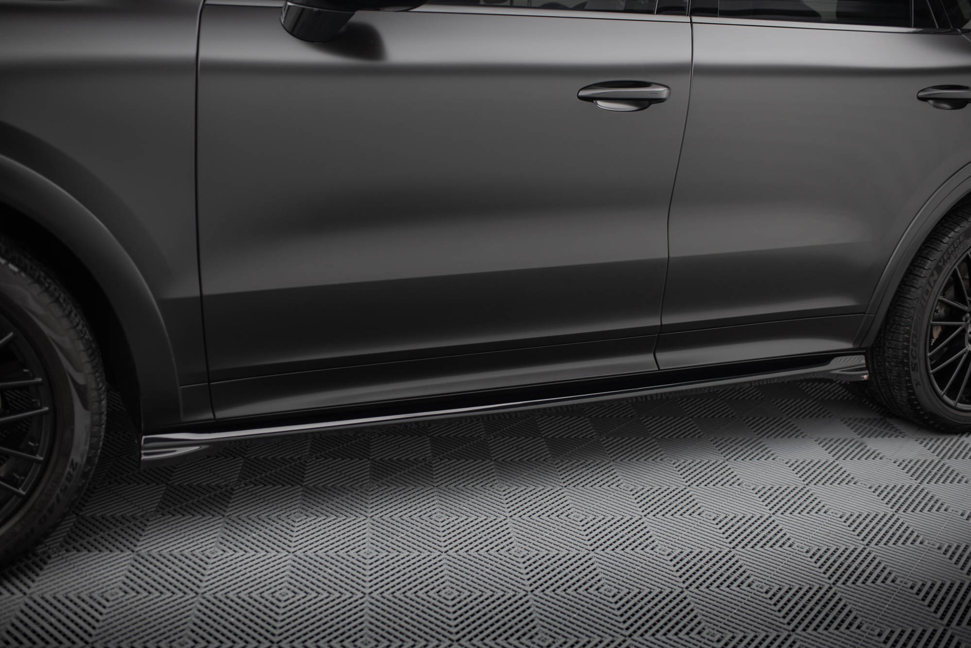 Diffusori minigonne laterali V.1 Porsche Cayenne Sport Design / Turbo SUV / Coupe Mk3 / Mk3 Facelift 2023- - immagine 3