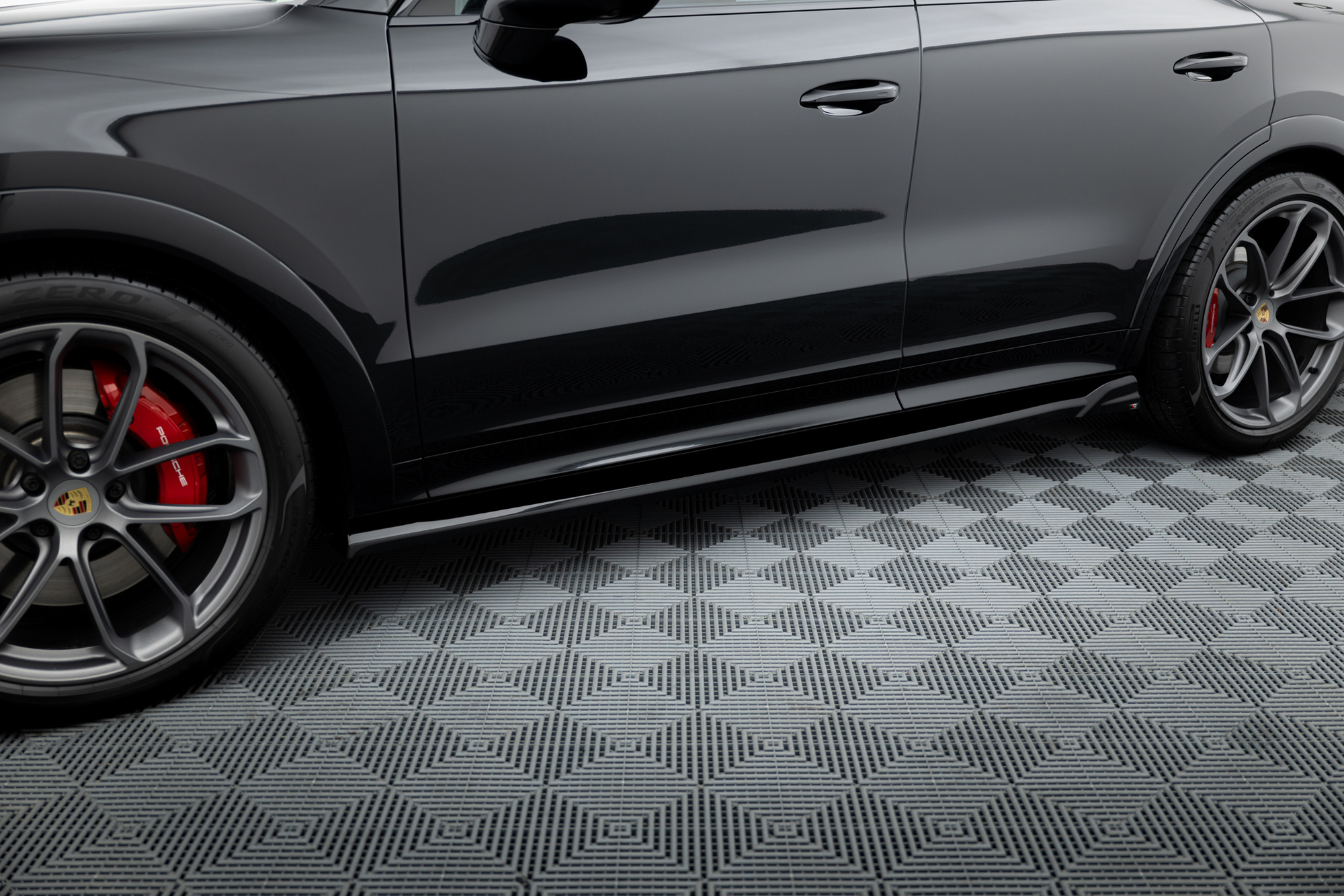 Diffusori minigonne laterali V.2 Porsche Cayenne Sport Design / Turbo SUV / Coupe Mk3 / Mk3 Facelift 2023- - immagine 3