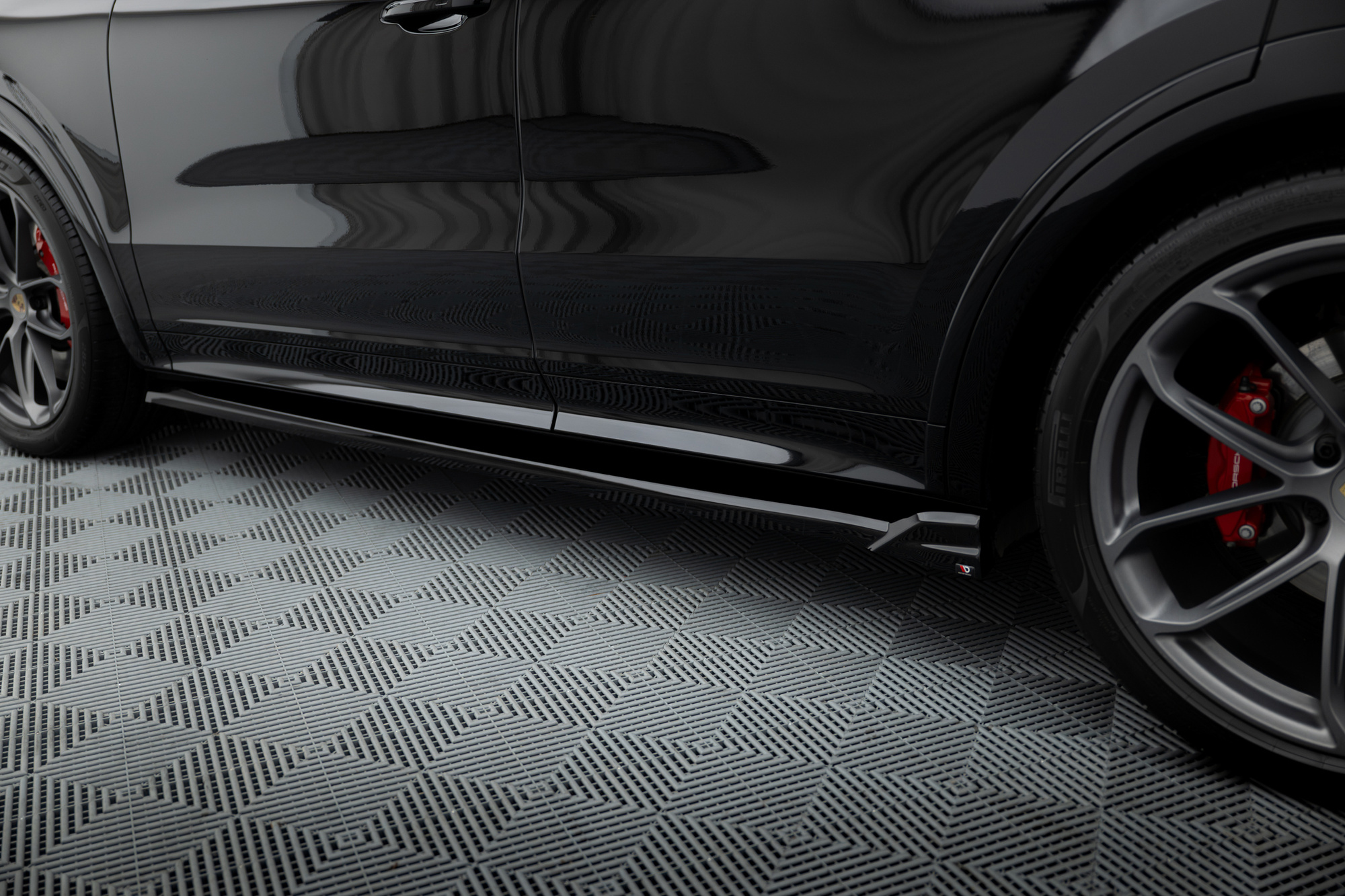 Diffusori minigonne laterali V.2 Porsche Cayenne Sport Design / Turbo SUV / Coupe Mk3 / Mk3 Facelift 2023- - immagine 4
