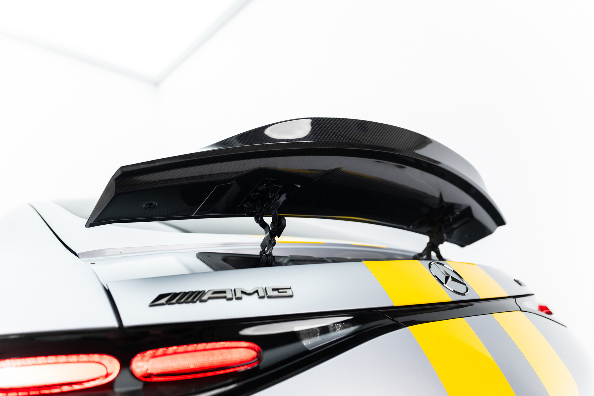 Spoiler in carbonio V.2 Mercedes AMG GT 43 / 55 / 63 / 63 SE Performance C192 2023- - immagine 7